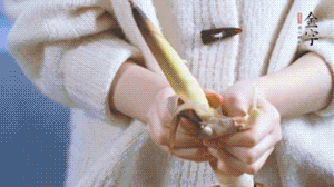 春筍切滾刀塊，加少許鹽，焯水備用。