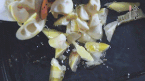 將淡咸肉、春筍、五花肉一起放入鍋中。