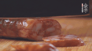 金字麻辣香腸切片，小青菜焯熟備用。