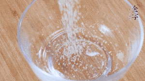 制作醬汁：1湯匙蠔油、1湯匙涼開水、2湯匙生抽、1/2湯匙白砂糖、少許辣椒圈。