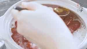 沿鍋邊倒一圈食用油蓋蓋，繼續(xù)小火燜8分鐘。