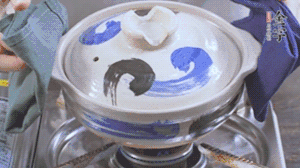 每隔30s將鍋傾斜一側(cè)。（受熱更均勻，鍋巴更噴香）