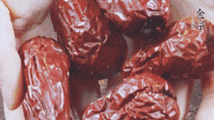 紅棗洗凈，對(duì)半剪開(kāi)。