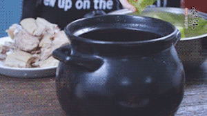 另起砂鍋，依次放入蘿卜、羊肉、火腿蹄片，加料酒、清水沒(méi)過(guò)食材。