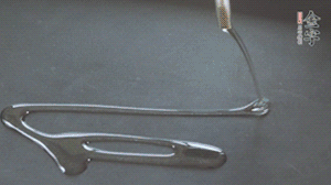 鍋中加少許油，爆香蔥姜蒜、香料 ，喜歡麻的也可以加點(diǎn)花椒！接著放入郫縣豆瓣醬煸炒出紅油。