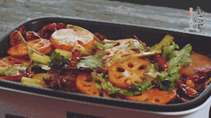 加入金字麻辣香腸，翻炒5分鐘左右。再加入之前準(zhǔn)備好的蔬菜，翻炒均勻，最后放入蝦。