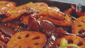 撒上芝麻和蔥，一道鮮香熱辣的麻辣香腸香鍋就做好了！