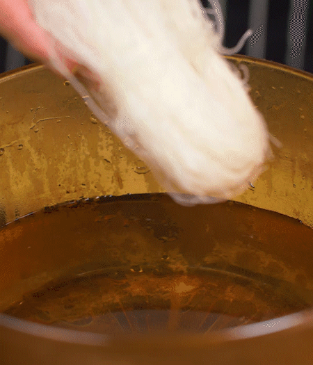 青番茄切片、金字臘肉切薄片、小米辣線椒切圈。