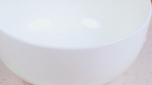 香腸切片，南瓜洗凈去皮切小塊，洋蔥切絲，米淘洗干凈備用。