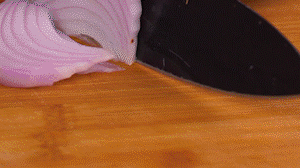 鍋中少許油，熱油倒入香腸煸炒出油，倒入南瓜塊、洋蔥翻炒片刻。