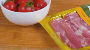 洋蔥、土豆切丁塊，火腿切小片，小番茄對半切開。