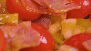 接著放入土豆和洋蔥，翻炒兩分鐘斷生。