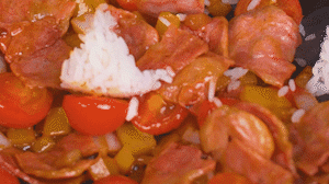 將米飯倒入鍋中搗散，同其他食材混合拌炒均勻關(guān)火。