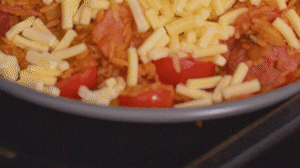 烤箱上下火180度預(yù)熱，將米飯分別盛入容器中。表面均勻的撒上馬蘇里拉芝士碎，放進(jìn)烤箱中層烤20分鐘左右，待芝士融化上色即可。