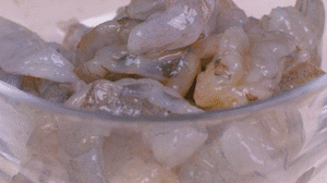 蝦去殼去蝦線，加姜絲、鹽腌制15分鐘，微煎1分鐘備用。