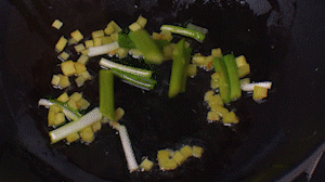 鍋中熱油，依次下姜粒、蔥段、蘆筍炒香。