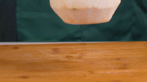 椰子切開(kāi)頂部，把椰子水倒出，再把椰肉切片。