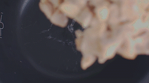 把雞、火腿、椰子水、椰肉、姜、紅棗放入電飯鍋，按下煲湯功能。