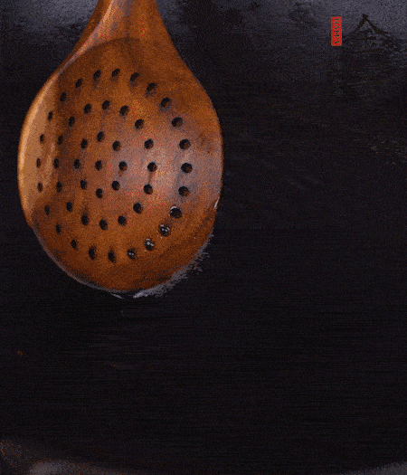 鍋中多倒些花生油，油溫達(dá)80度時(shí)，下芋頭丁炸 40 秒，直到表皮金黃，撈出待用。