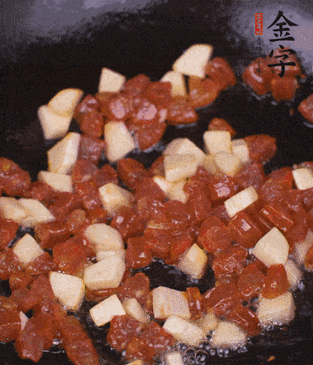 鍋中熱油，下香腸丁、茭白丁大火炒出香味。倒入米飯拍散，炒2～3分鐘。