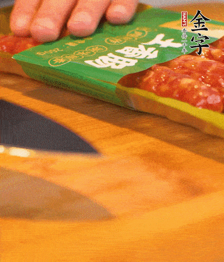 洋蔥切丁，金字土香腸切片。