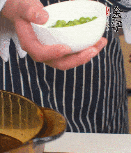 胡蘿卜、豌豆和干花菇焯水。