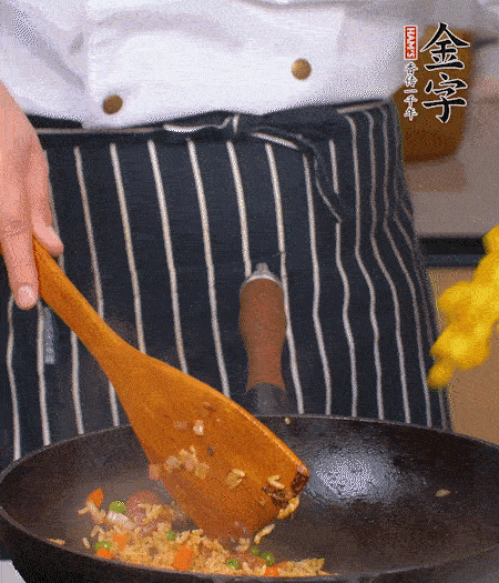 加咖喱塊、少許鹽、白糖調(diào)味，炒至咖喱塊融化后，倒米飯，翻炒至每粒米飯都包裹上咖喱，再放黃椒、青椒粒，出鍋前加菠蘿粒和小蔥翻拌均勻。