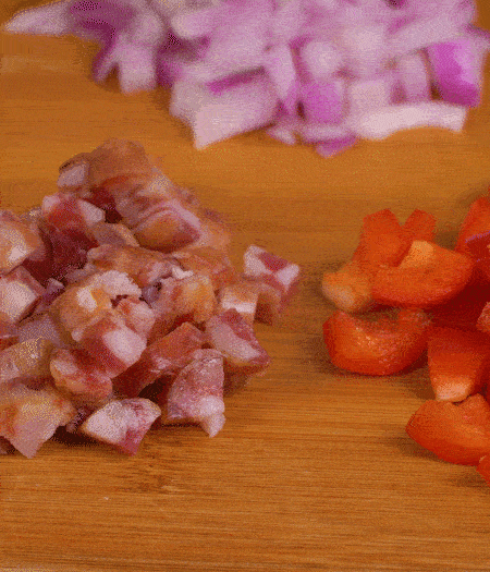 黃椒、紅椒、白洋蔥、土豆、大蔥分別切丁。金字10°鮮低溫香腸切丁。