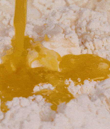 加融化的30g黃油（要不熱再倒）、黃椒、紅椒、白洋蔥、土豆、大蔥、香腸繼續(xù)攪拌均勻。