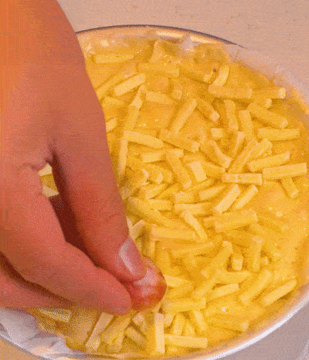 撒上馬蘇里拉芝士，用香腸片裝飾表面，180攝氏度烤箱烤20-25分鐘。