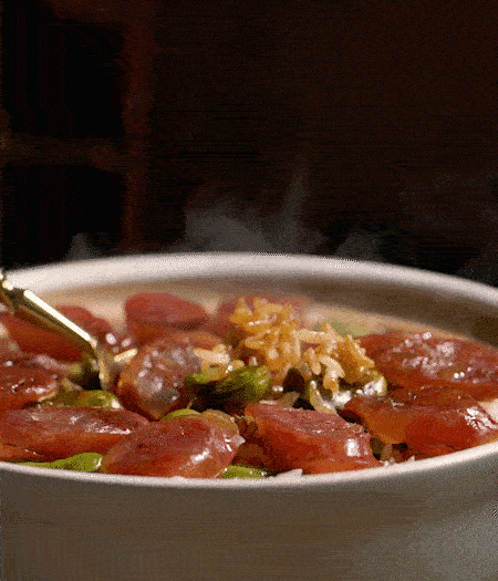 用生抽、白糖、蠔油、芝麻油調(diào)個(gè)汁，淋汁、攪拌、開(kāi)吃。