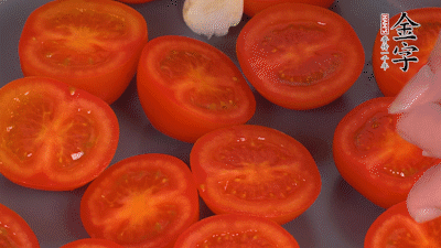 洗凈晾干的小番茄，對半切開，加切塊的大蒜、迷迭香、黑胡椒、橄欖油190度烤40分鐘、200度烤20分鐘。