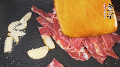 意面按照包裝時(shí)間煮熟過涼水，金字淡火腿切成小片。