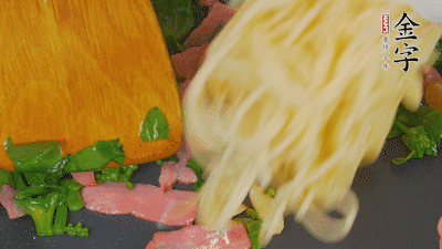 鍋中倒油燒熱，蒜片煸香，淡火腿略翻炒。