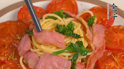 加菜花翻炒1分鐘后加意面，翻炒1分鐘后用少許鹽、黑胡椒調(diào)味即可。