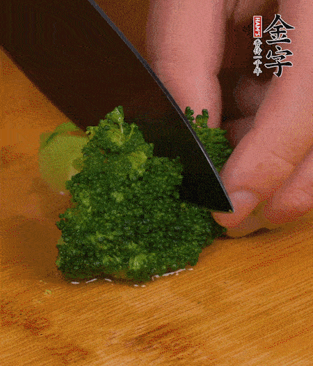 西蘭花用淡鹽水浸泡十幾分鐘后過開水焯燙熟后撈出。