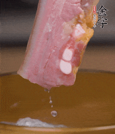 煮過的西蘭花切碎。煮熟的淡咸肉切丁。