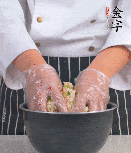 米飯中放西蘭花碎、咸肉丁，加少許黑胡椒、十來滴橄欖油拌勻。