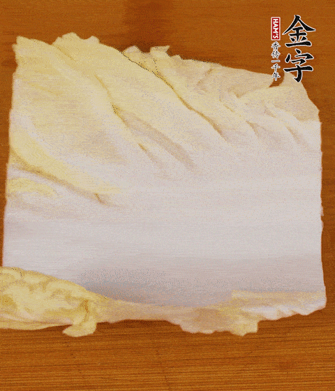 一片白菜一片淡火腿交替疊起，疊個(gè)兩三層放進(jìn)鍋內(nèi)，直到塞滿鍋。