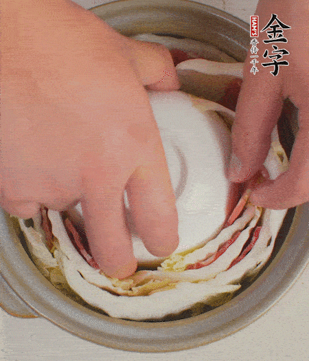 寬度剛好是鍋的高度?？垡粋€(gè)小碗更有助于幫助造型。