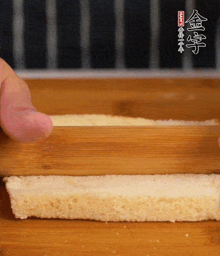 吐司切去四邊，搟??；烤腸竹簽穿過(guò)。