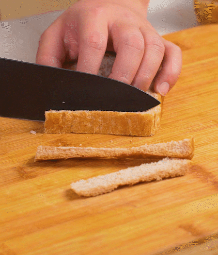 取1片黑麥吐司片，去掉邊邊，涂上一層蛋黃醬。