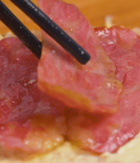 放上火腿、芝士片、生菜，再放一片土司。