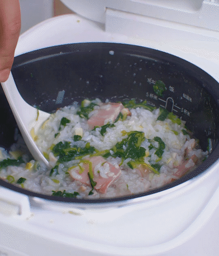 煮好時(shí)加白胡椒適當(dāng)調(diào)味。