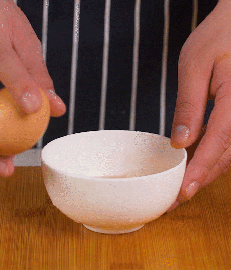 起鍋熱油，蛋液煎成雞蛋碎。金字淡咸肉切成絲。