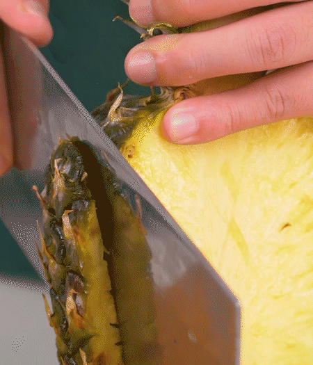 鳳梨去皮把果肉切塊，醬肉切小塊。