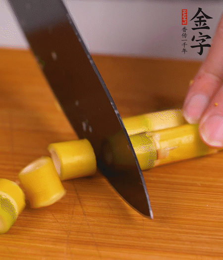 小野筍剝?nèi)ネ馄?，切成小段?>
					</div>
					<span>步驟 2/7</span>
					<p>小野筍剝?nèi)ネ馄?，切成小段?/p>
				</li><li>
					<div   id=