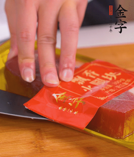 金字火腿切片，生姜切絲，蔥白切末。