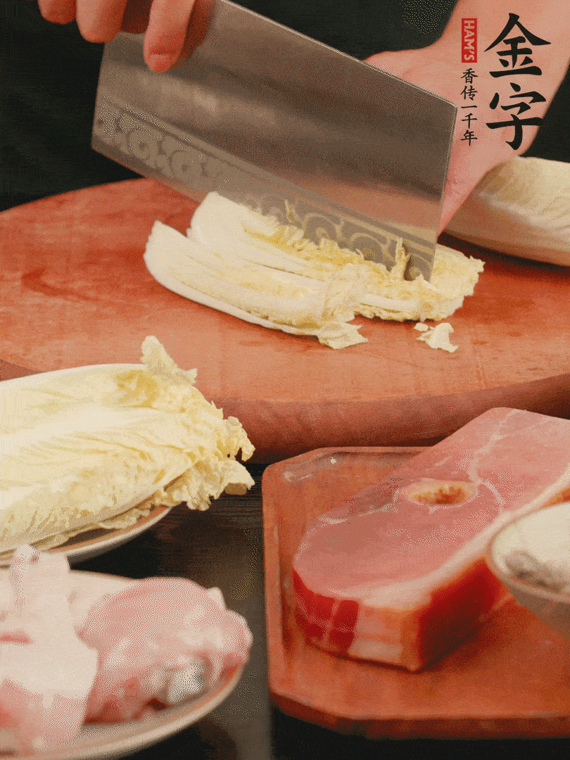 白菜去掉頭尾，對半豎切，再均勻切4刀。