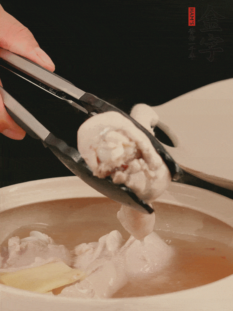 雞腿放入砂鍋，加姜片、料酒、清水，中火燉煮20分鐘撈出。